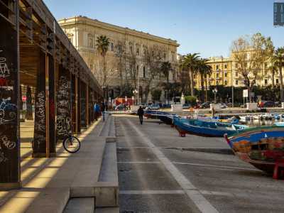 Scendiamo ora sulla banchina in pietra delimitata da varie discese per le barche...